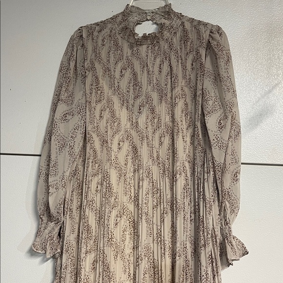 EN SAISON PLEATED MAXI DRESS CREAM SMALL - Picture 3 of 9